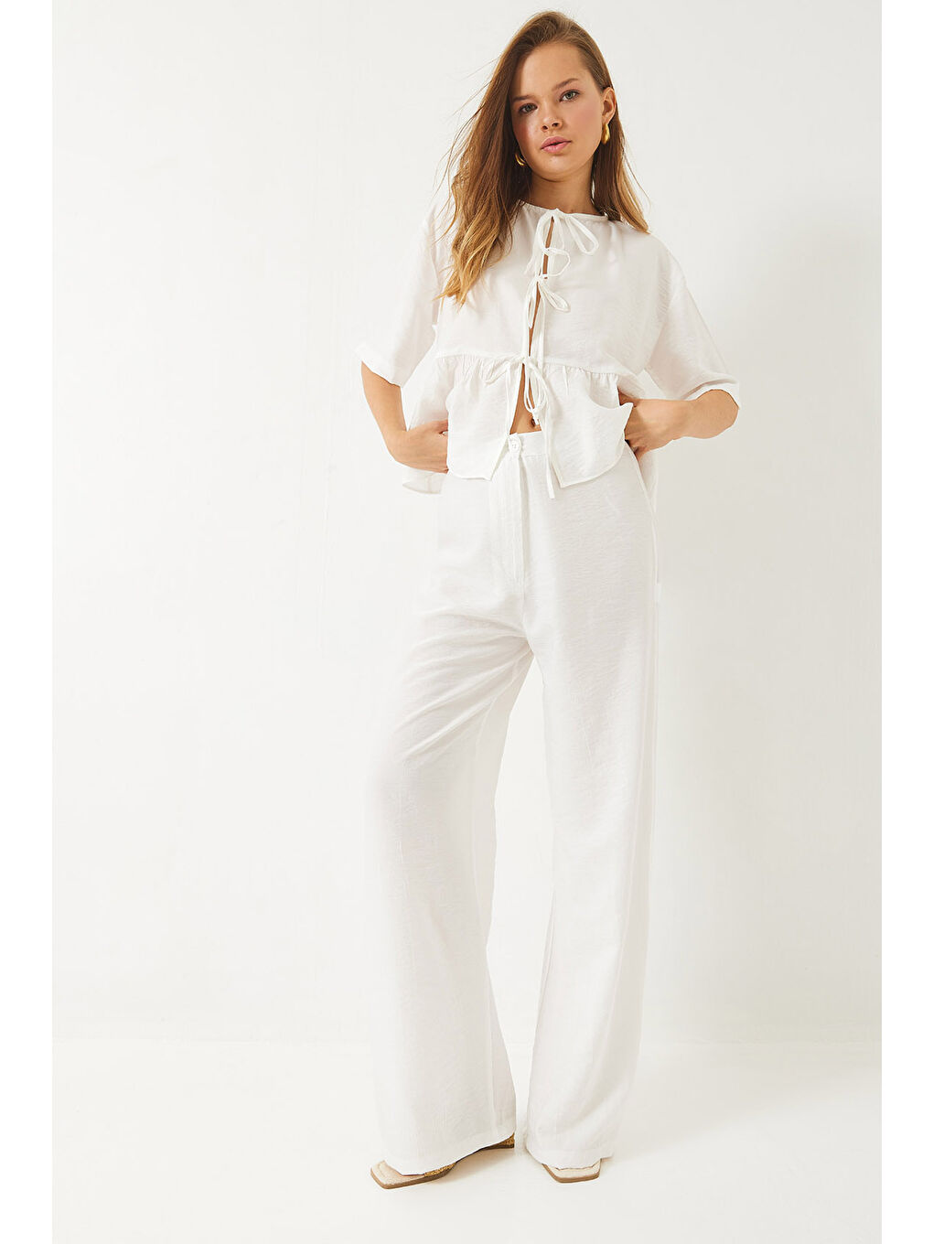 Beyaz Kadın Bağlama Detaylı Kısa Kollu Bluz Pantolon Alt-Üst Takım