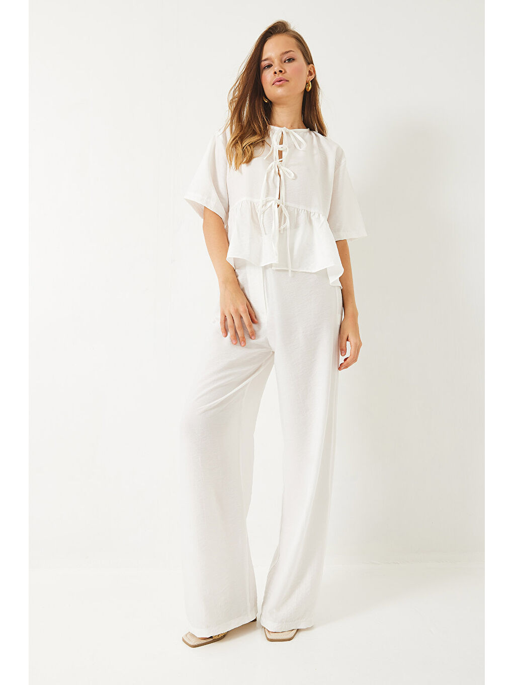 Beyaz Kadın Bağlama Detaylı Kısa Kollu Bluz Pantolon Alt-Üst Takım-1