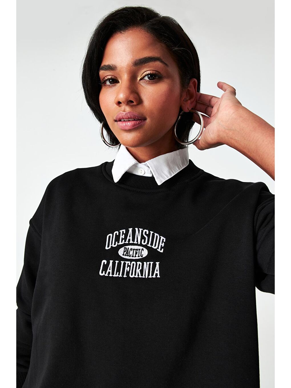 it's basic Siyah Kadın Siyah Renk California Nakışlı Oversize Üç İplik Sweatshirt - 1