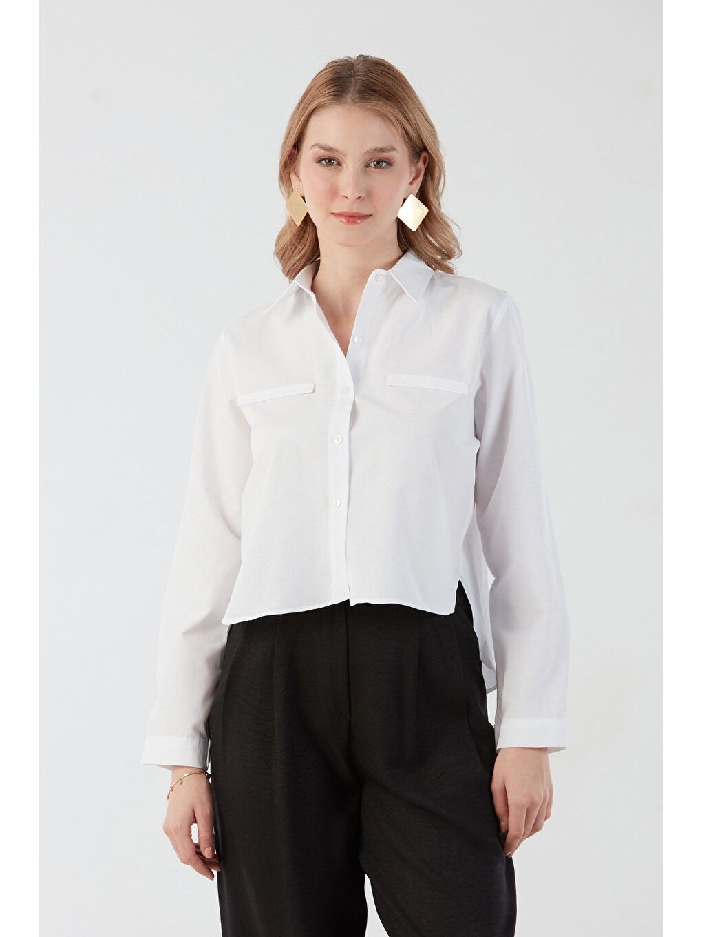 Beyaz Basic Cep Detaylı Arkası Uzun Gömlek