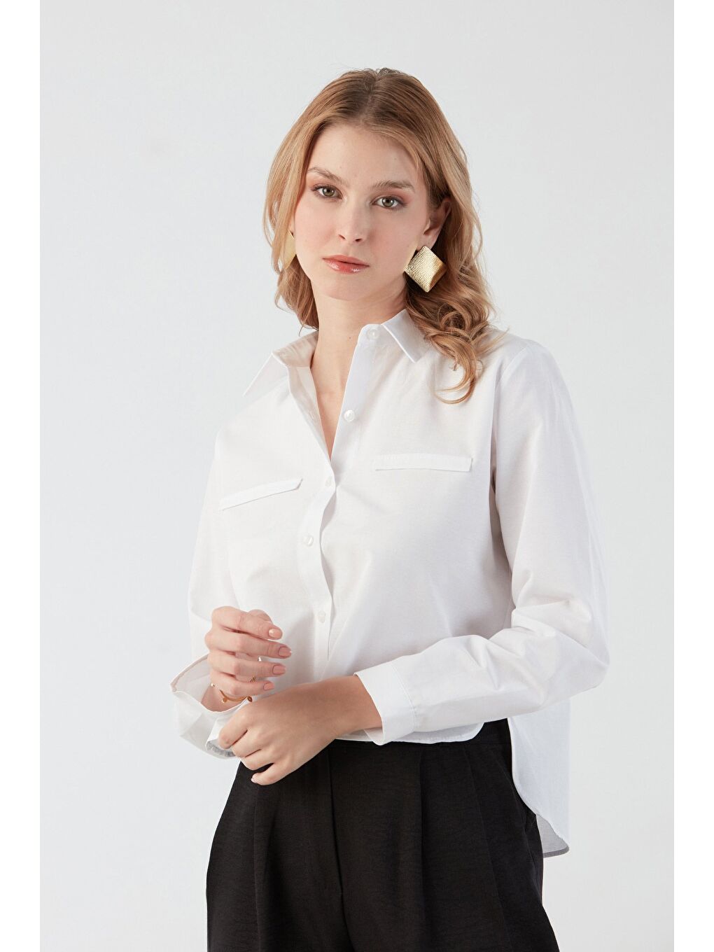 Beyaz Basic Cep Detaylı Arkası Uzun Gömlek-1