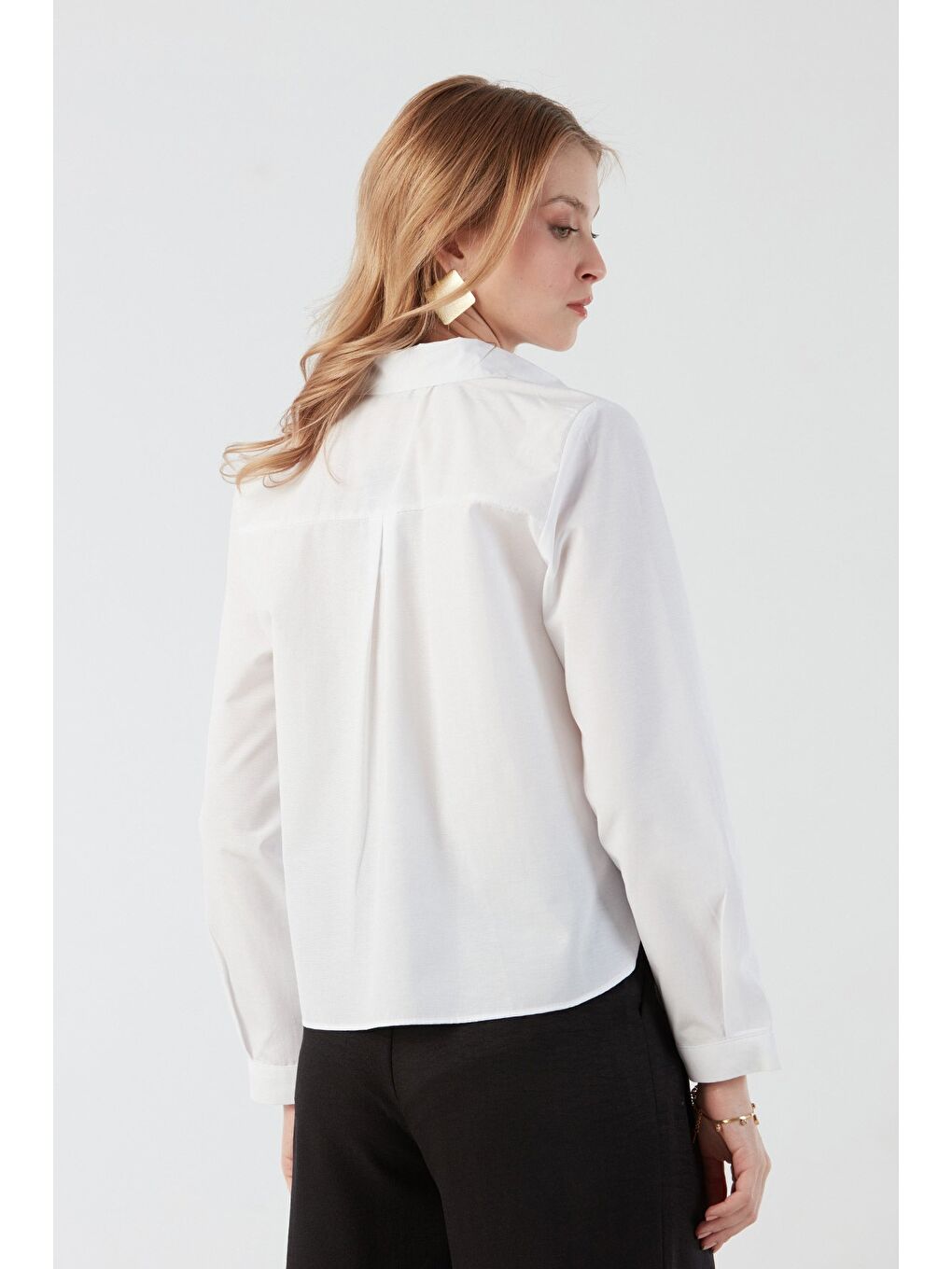 Beyaz Basic Cep Detaylı Arkası Uzun Gömlek-2