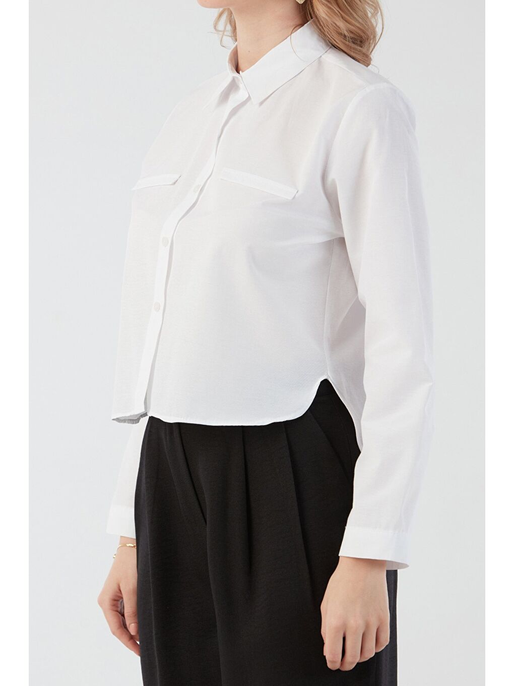 Beyaz Basic Cep Detaylı Arkası Uzun Gömlek-4