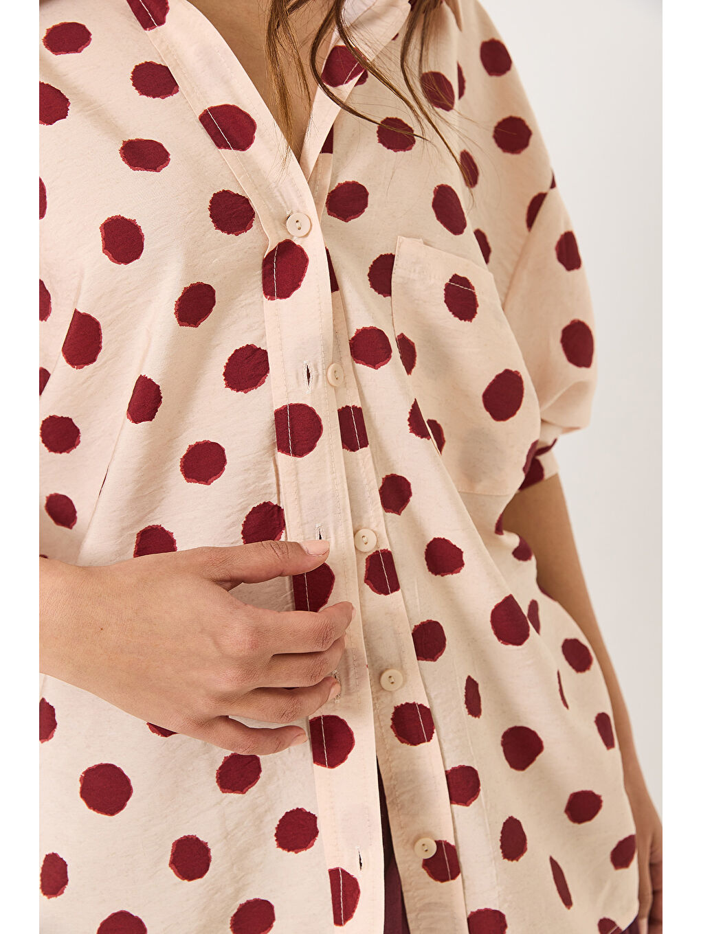 Bordo Kadın V Yaka Puantiyeli Tek Cep Detaylı Oversize Pamuk Gömlek --5