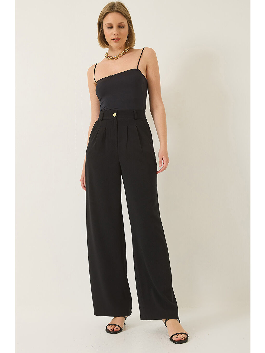 Siyah Kadın Pileli Cep Detaylı Kemerli Arkası Lastikli Palazzo Latina Pantolon