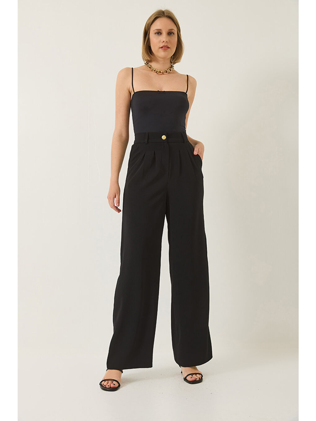 Siyah Kadın Pileli Cep Detaylı Kemerli Arkası Lastikli Palazzo Latina Pantolon-1