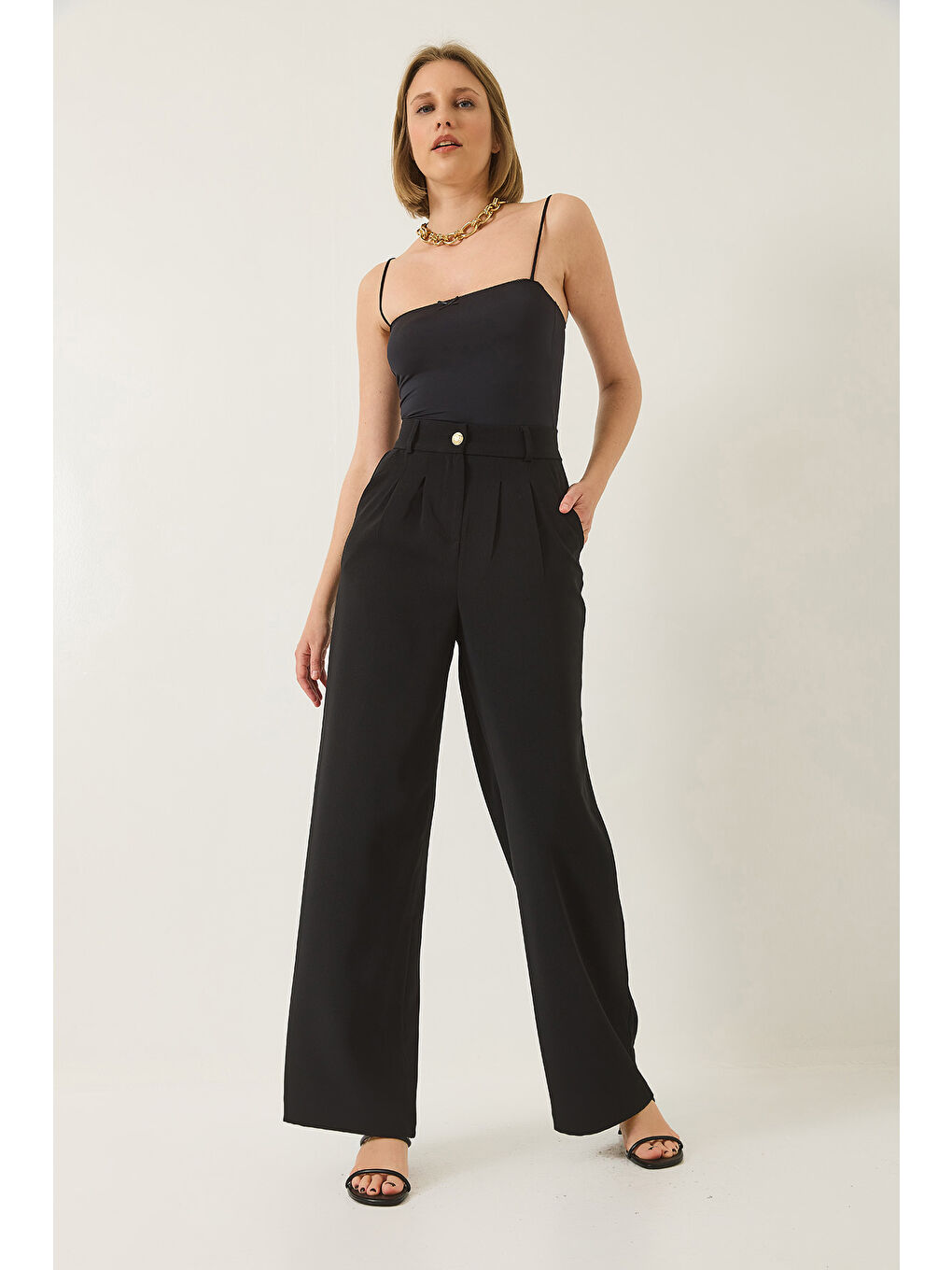 Siyah Kadın Pileli Cep Detaylı Kemerli Arkası Lastikli Palazzo Latina Pantolon-2