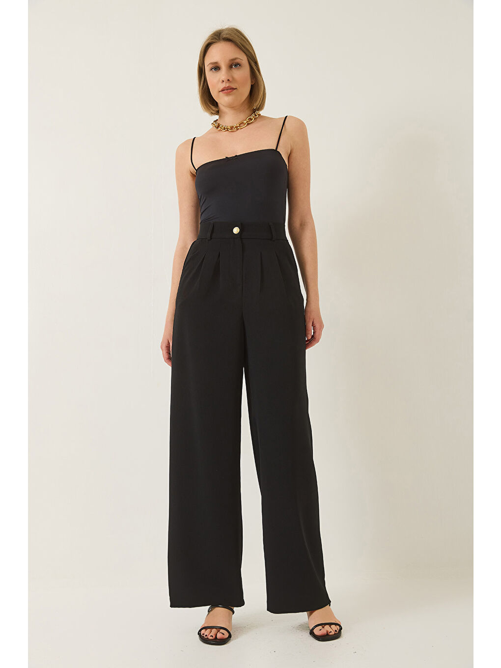 Siyah Kadın Pileli Cep Detaylı Kemerli Arkası Lastikli Palazzo Latina Pantolon-3