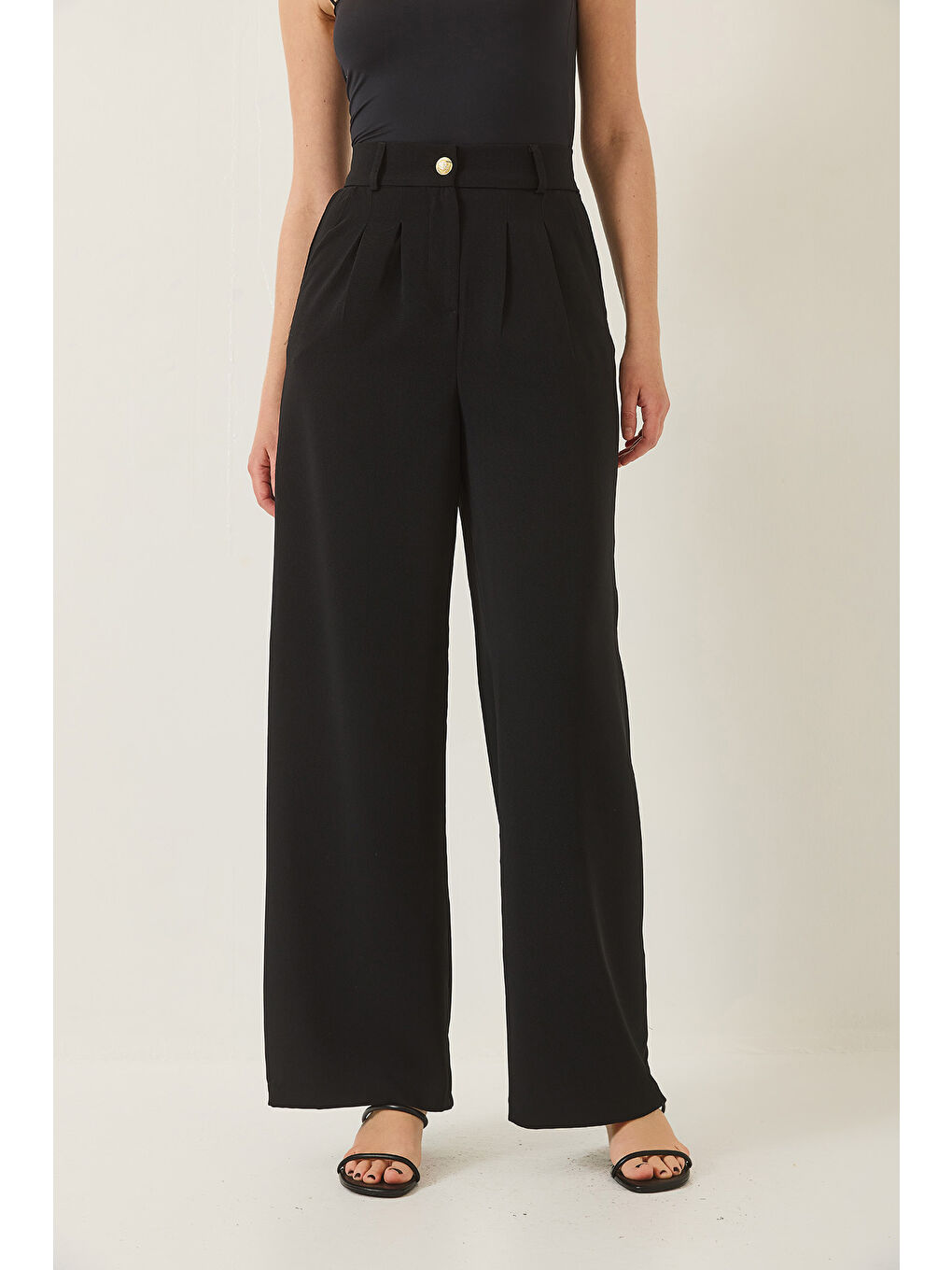 Siyah Kadın Pileli Cep Detaylı Kemerli Arkası Lastikli Palazzo Latina Pantolon-4