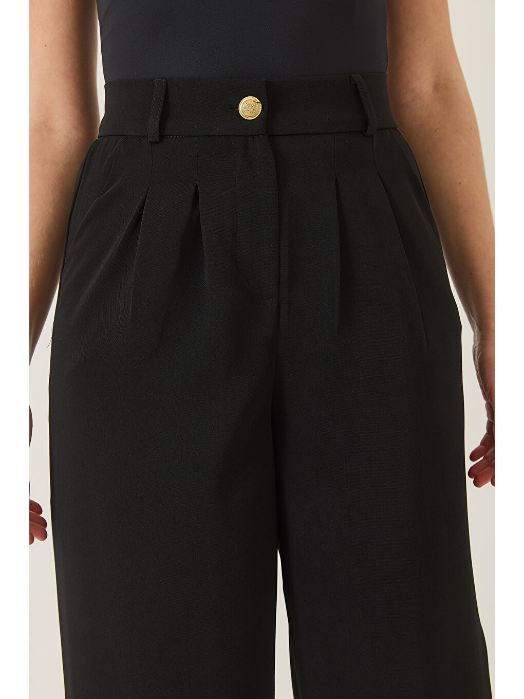 Siyah Kadın Pileli Cep Detaylı Kemerli Arkası Lastikli Palazzo Latina Pantolon-5