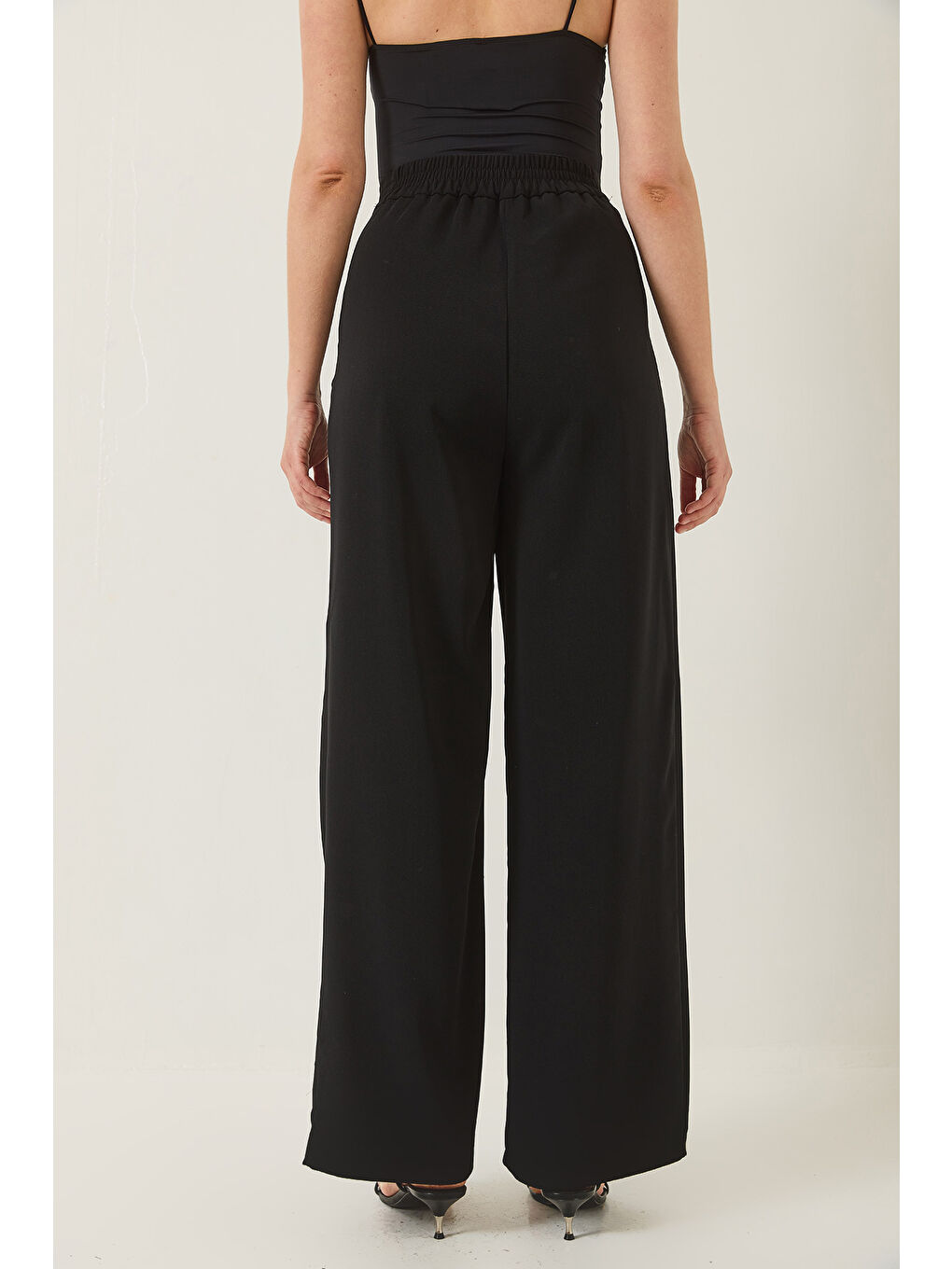 Siyah Kadın Pileli Cep Detaylı Kemerli Arkası Lastikli Palazzo Latina Pantolon-6