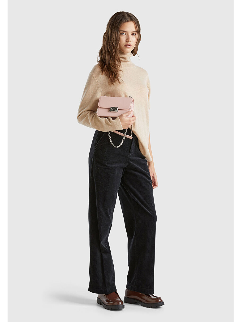 Kadın Siyah Pamuk Karışımlı Arkası Lastikli Cepli Geniş Paça Kadife Pantolon