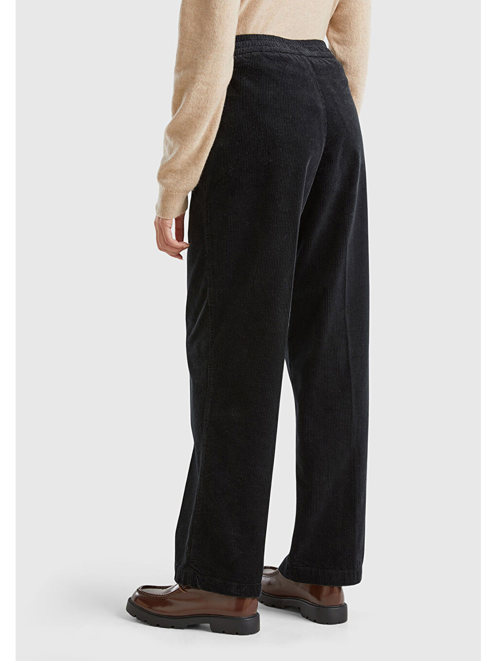 Kadın Siyah Pamuk Karışımlı Arkası Lastikli Cepli Geniş Paça Kadife Pantolon-2