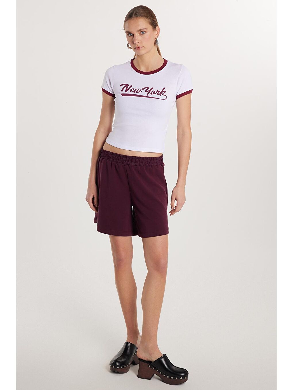 Kadın Modal Kumaş Relax Fit Rahat Kesim Lastikli Kısa Bordo Şort-1