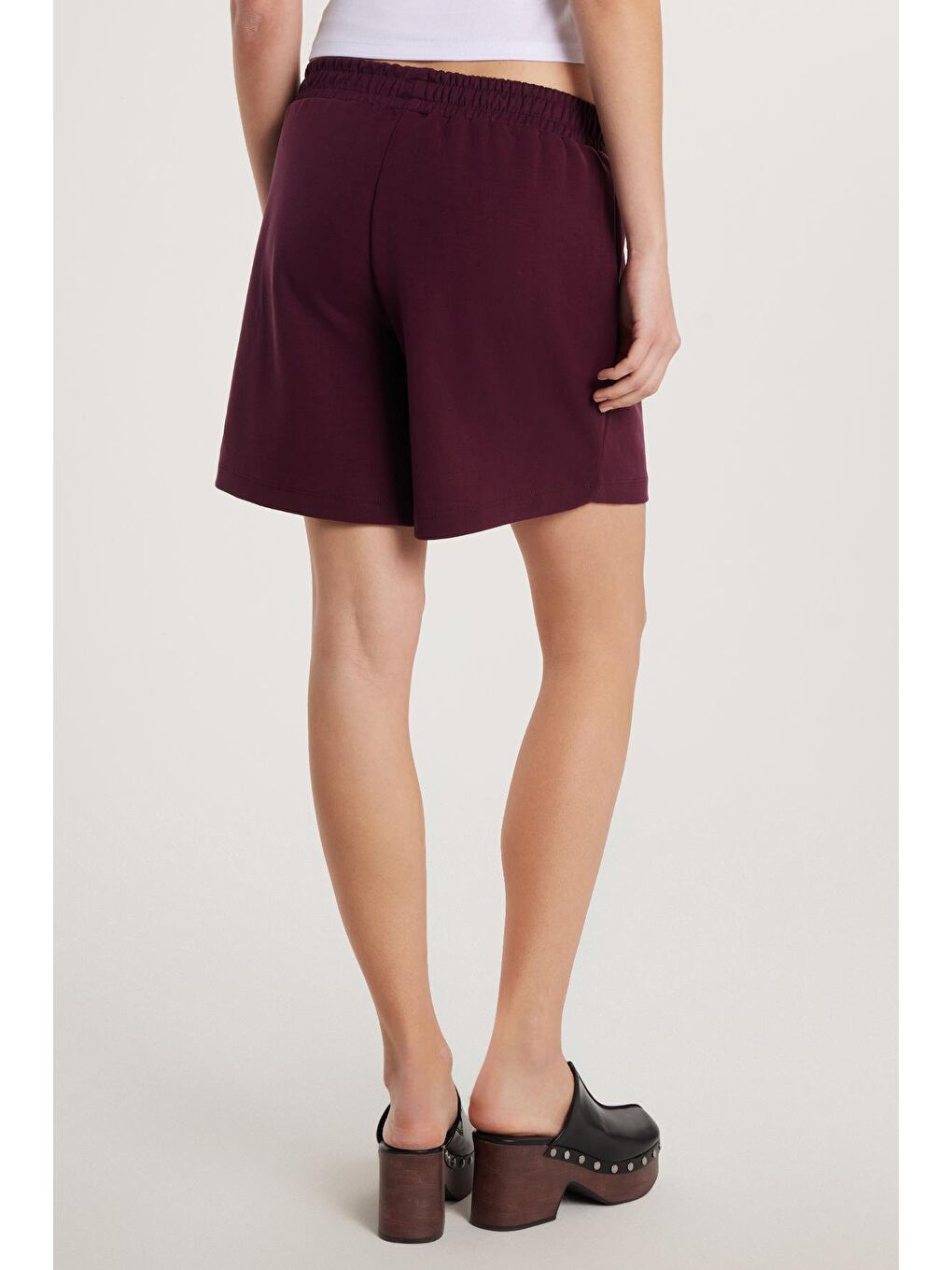 Kadın Modal Kumaş Relax Fit Rahat Kesim Lastikli Kısa Bordo Şort-4