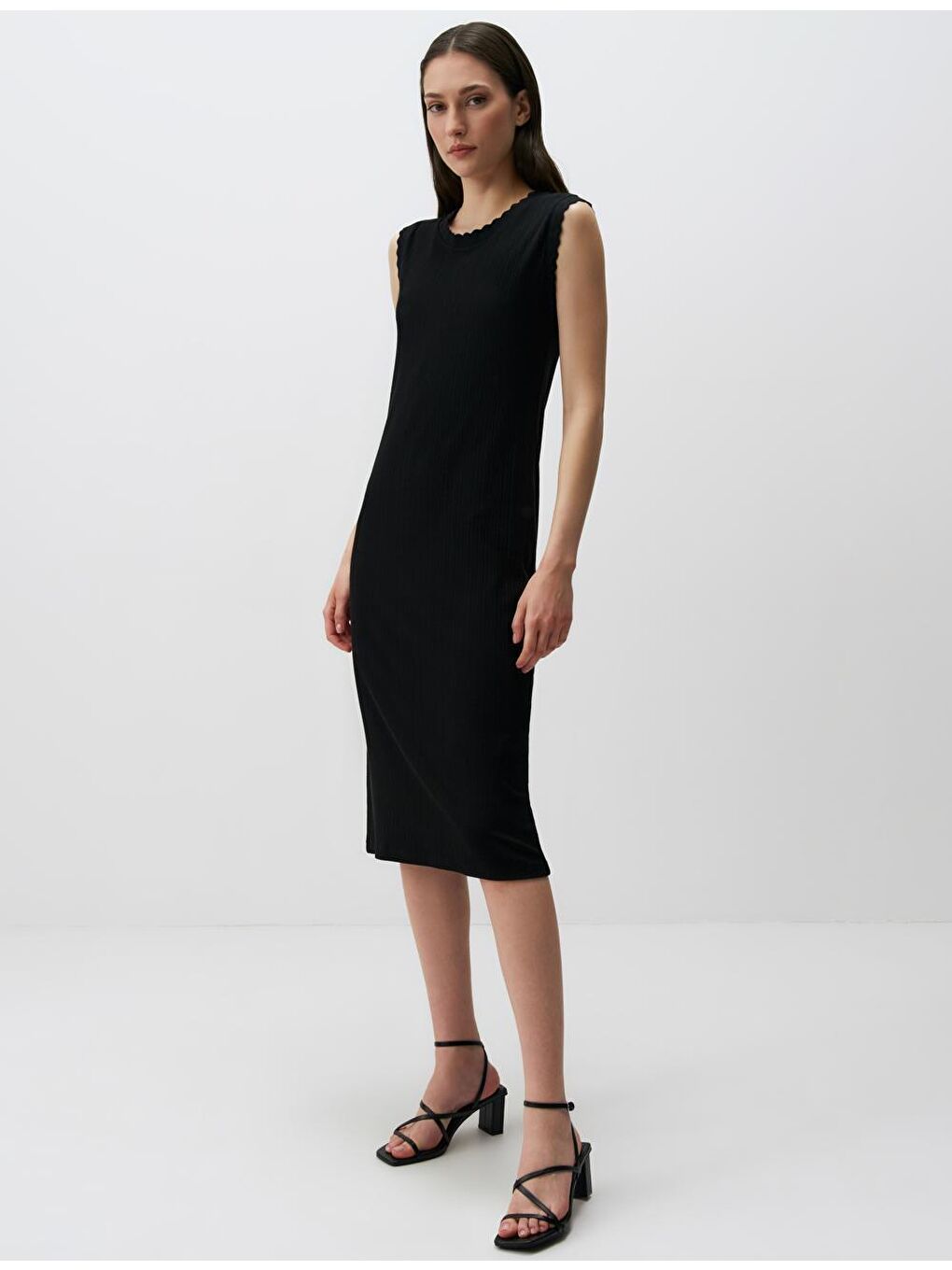 Siyah Yuvarlak Yaka Kolsuz Düz Midi Elbise