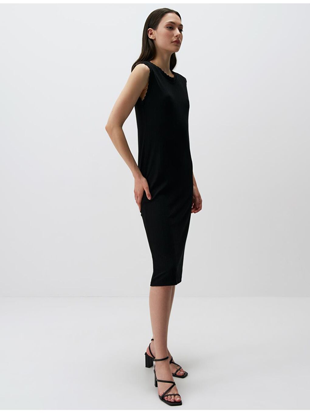 Siyah Yuvarlak Yaka Kolsuz Düz Midi Elbise-2