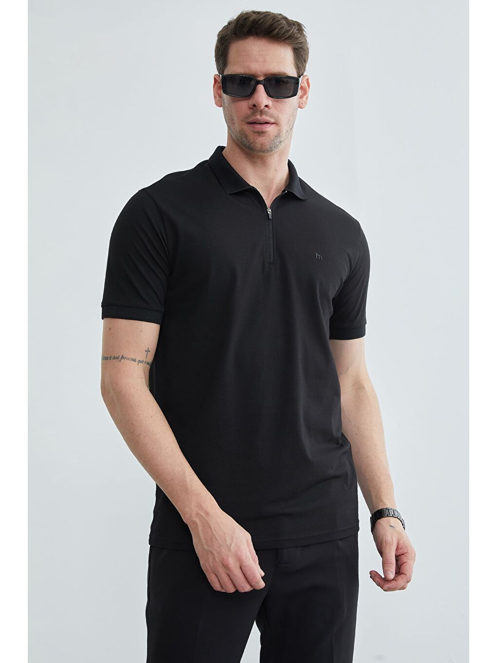 Siyah Yarım Fermuarlı Polo Yaka Tişört