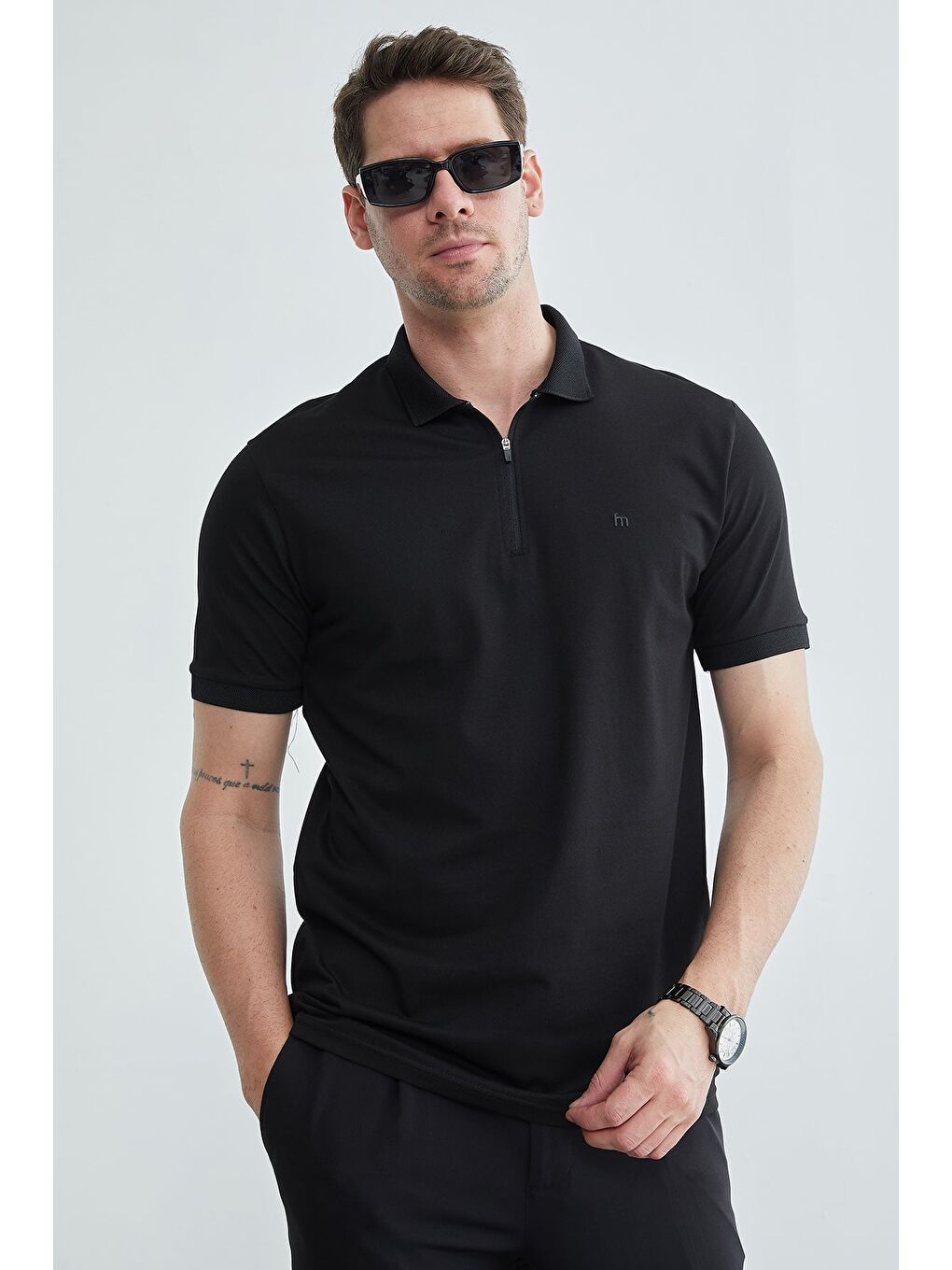 Siyah Yarım Fermuarlı Polo Yaka Tişört-1