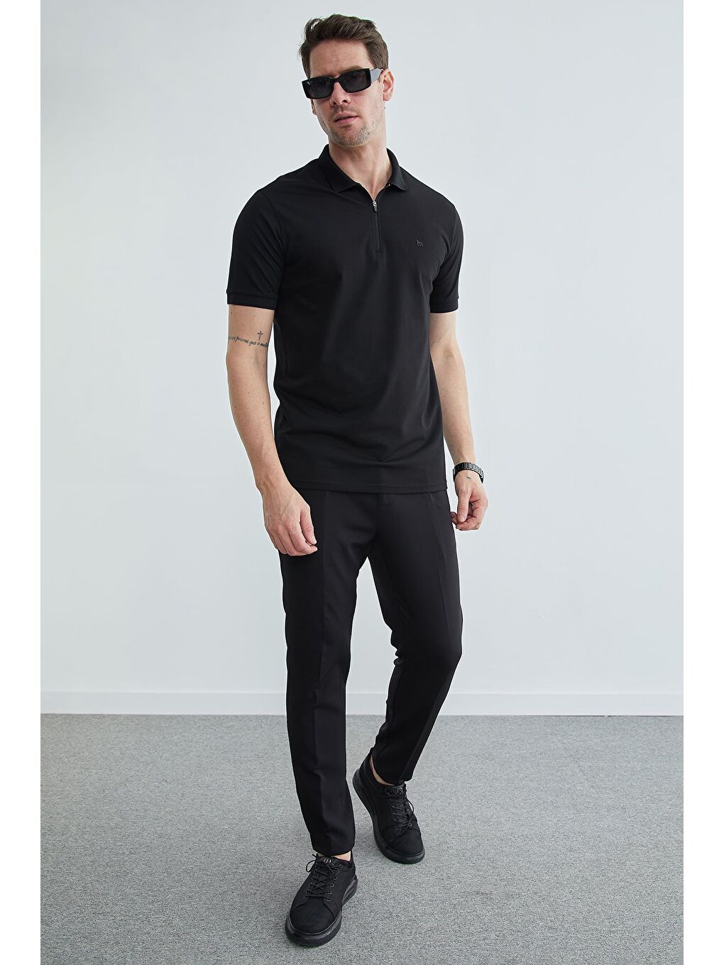 Siyah Yarım Fermuarlı Polo Yaka Tişört-3
