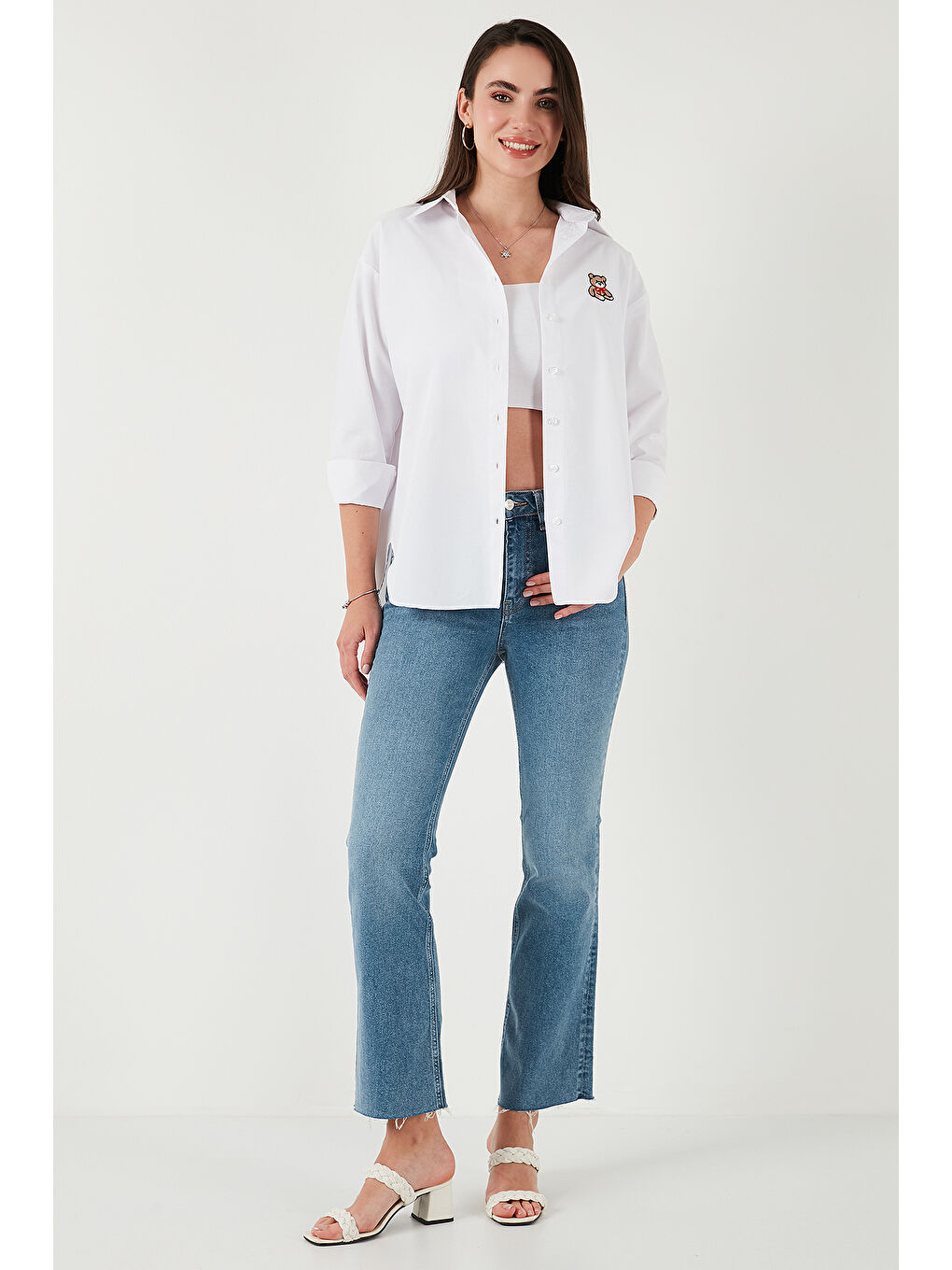 Beyaz Pamuk Karışımlı Regular Fit Ayıcık İşlemeli Kadın Gömlek 6773106-2