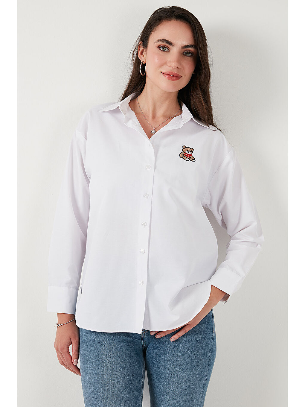 Beyaz Pamuk Karışımlı Regular Fit Ayıcık İşlemeli Kadın Gömlek 6773106-4