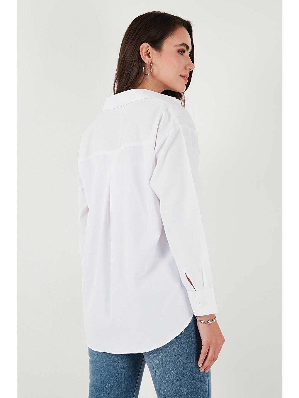 Beyaz Pamuk Karışımlı Regular Fit Ayıcık İşlemeli Kadın Gömlek 6773106-6