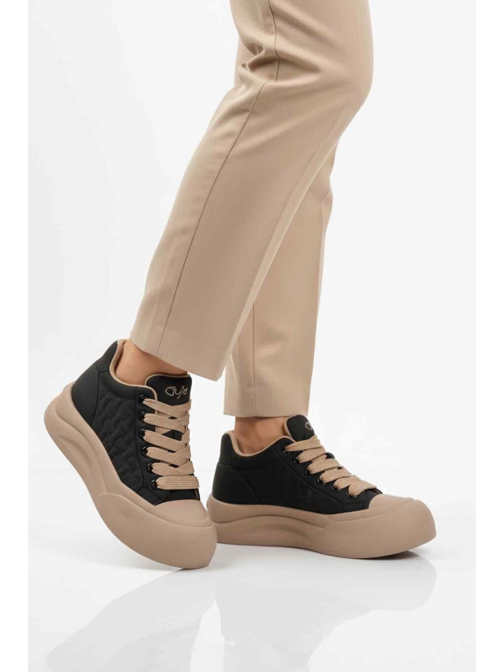 Siyah Bağcıklı Kaymaz Taban Kadın Sneaker Bot 25K426-1 Z