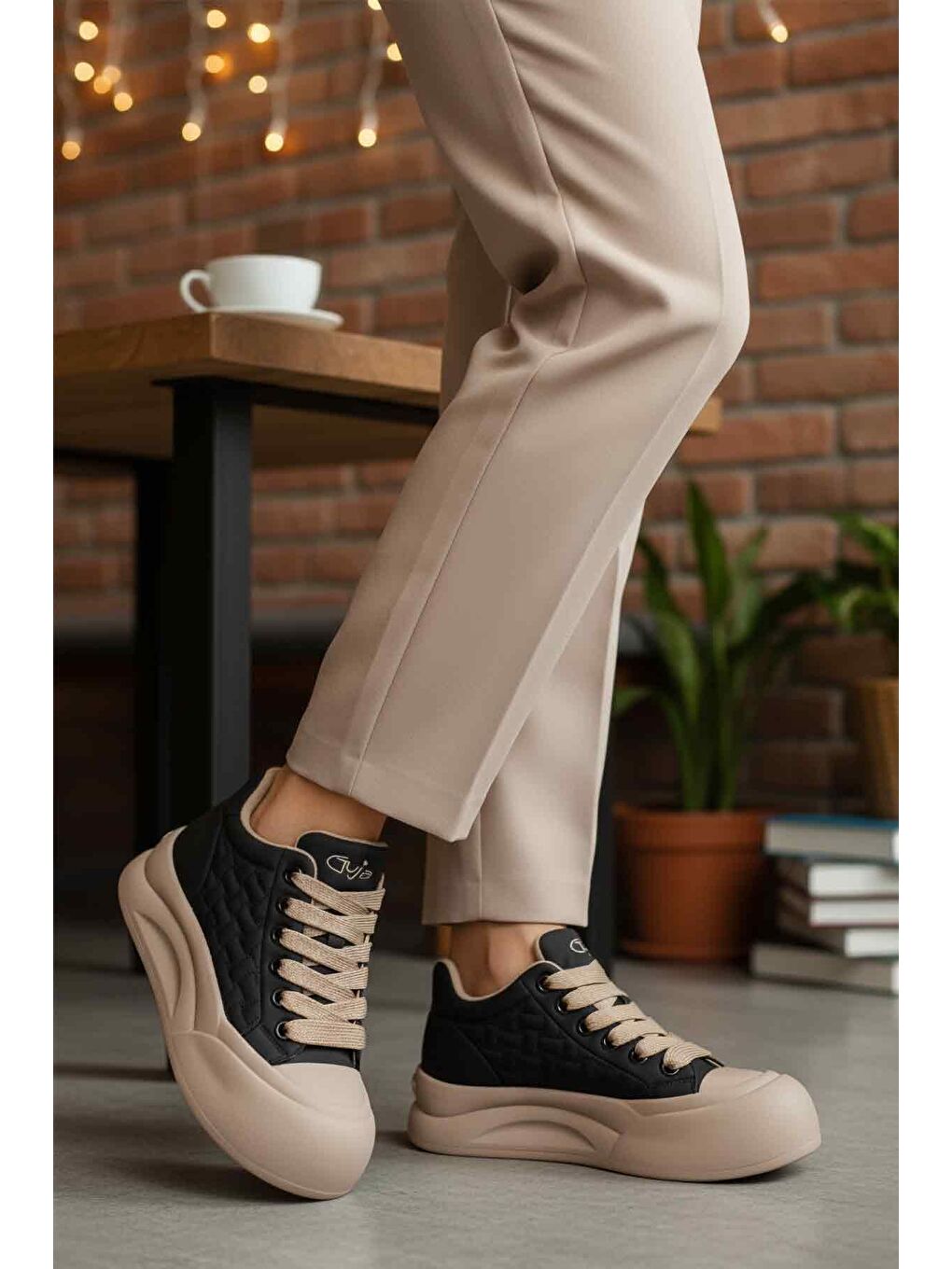 Siyah Bağcıklı Kaymaz Taban Kadın Sneaker Bot 25K426-1 Z-2