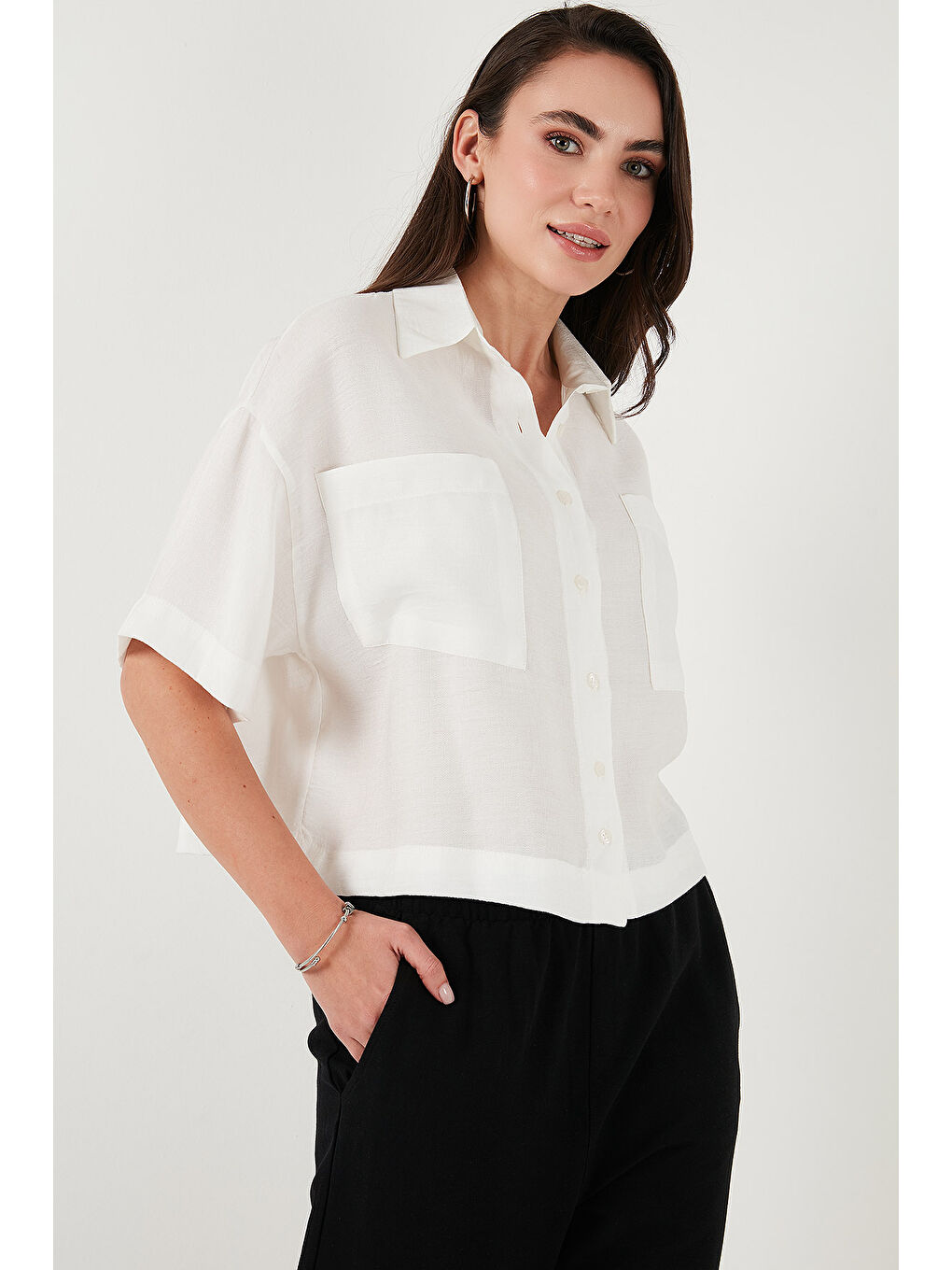 Beyaz Regular Fit Cep Detaylı Kısa Kollu Gömlek 6778568-1