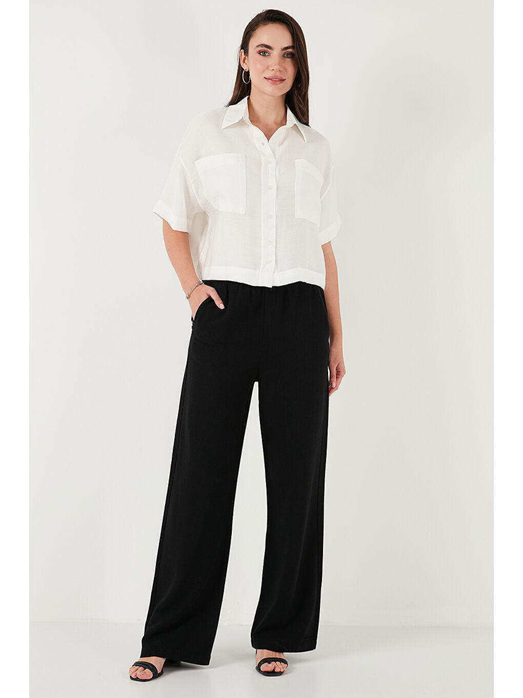 Beyaz Regular Fit Cep Detaylı Kısa Kollu Gömlek 6778568-2