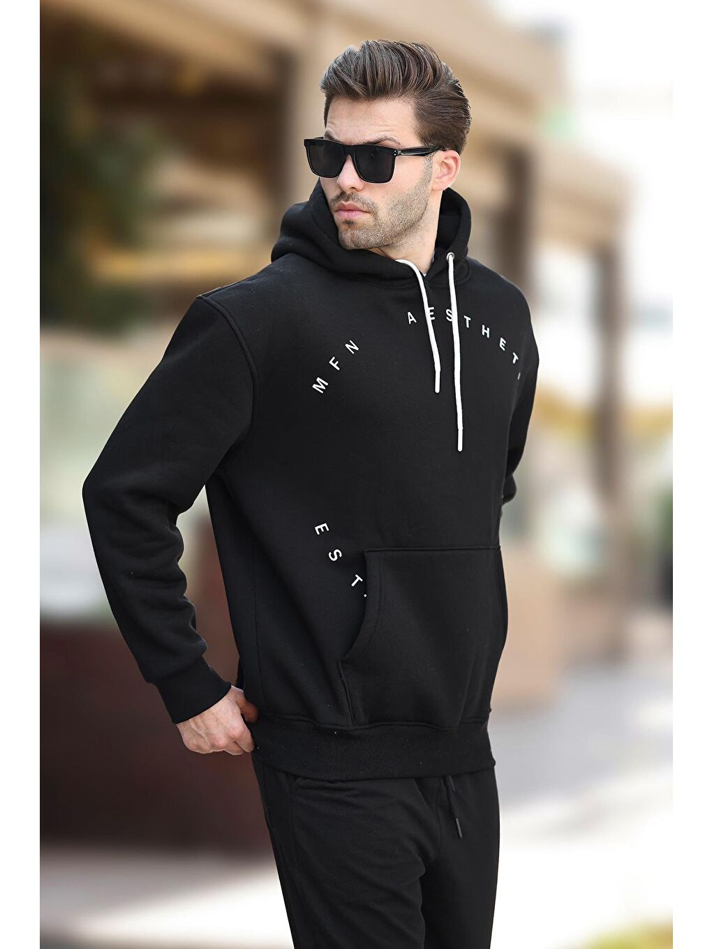 Madmext Siyah Kapüşonlu Cep Detaylı Nakışlı Erkek Sweatshirt 7054