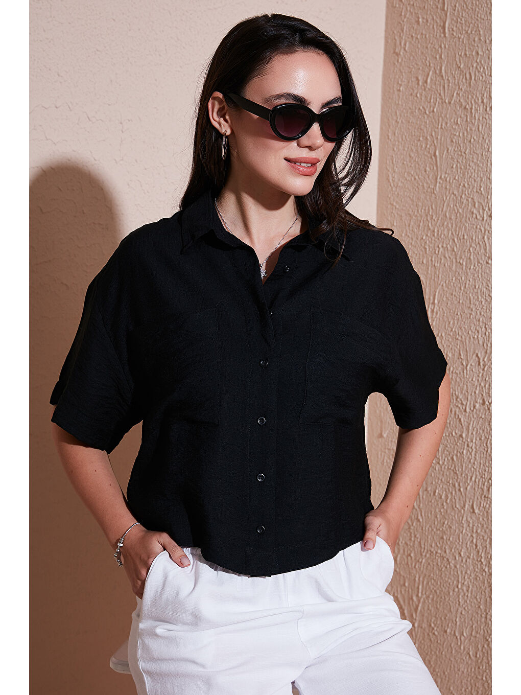 Siyah Regular Fit Cep Detaylı Kısa Kollu Gömlek 6778568-1