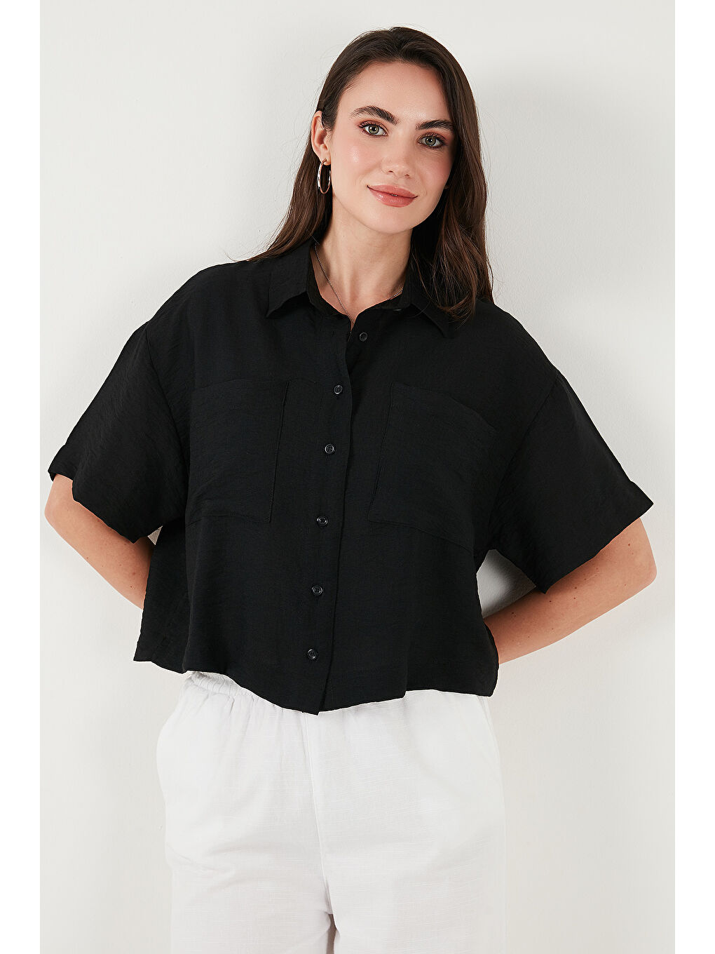 Siyah Regular Fit Cep Detaylı Kısa Kollu Gömlek 6778568-2