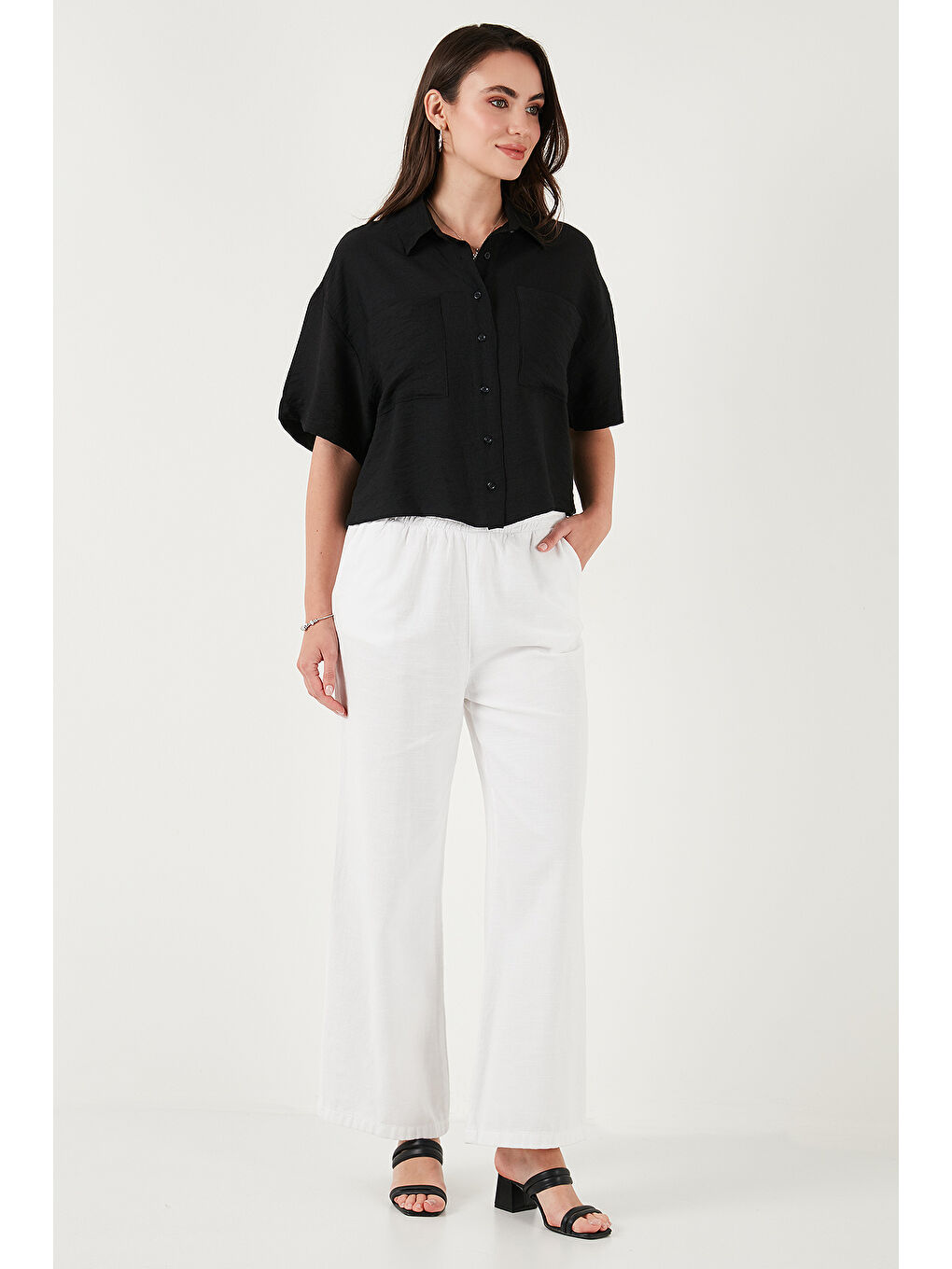 Siyah Regular Fit Cep Detaylı Kısa Kollu Gömlek 6778568-3