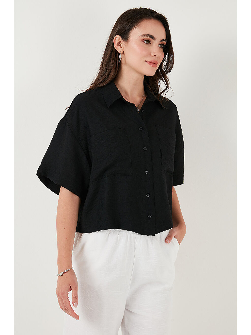 Siyah Regular Fit Cep Detaylı Kısa Kollu Gömlek 6778568-4