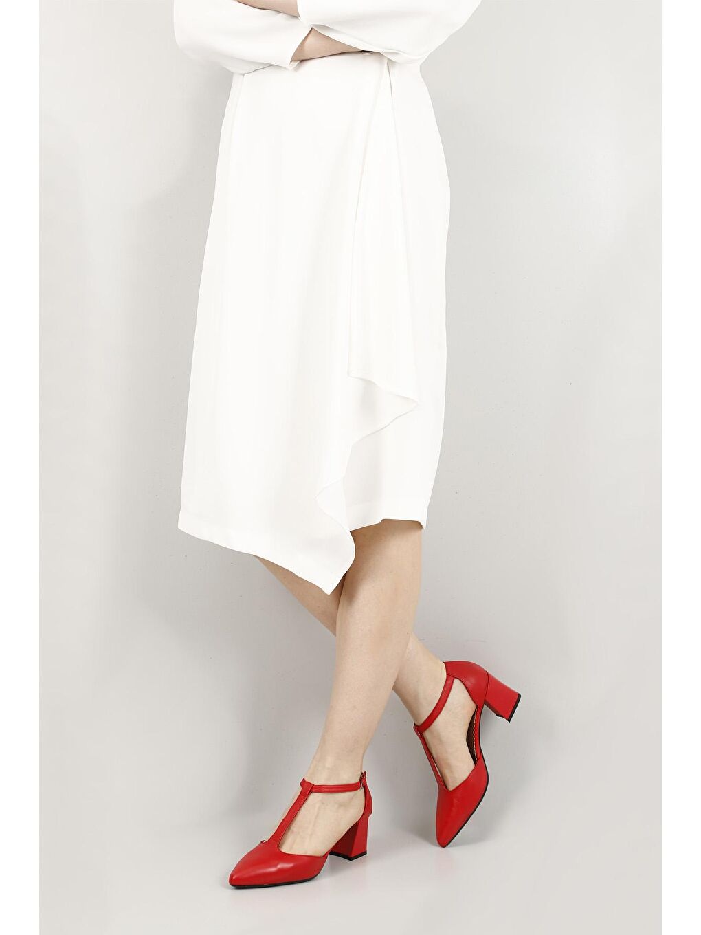 Kırmızı MAT KIRMIZI  Hakiki Deri Sivri Burun Bilek Bağlı Orta Kalın Topuklu Kadın Ayakkabı 24182-1