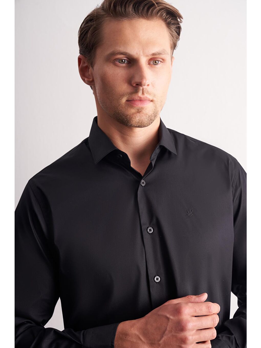 Siyah Yarım İtalyan Yaka Uzun Kol Premium Slim Fit Pamuklu Gömlek 1004255198-4