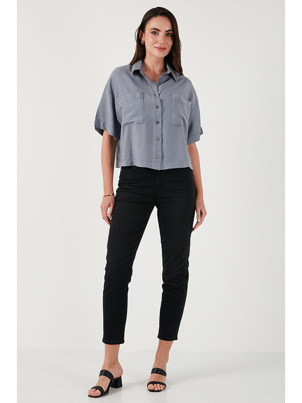 Gri Regular Fit Cep Detaylı Kısa Kollu Gömlek 6778568-2