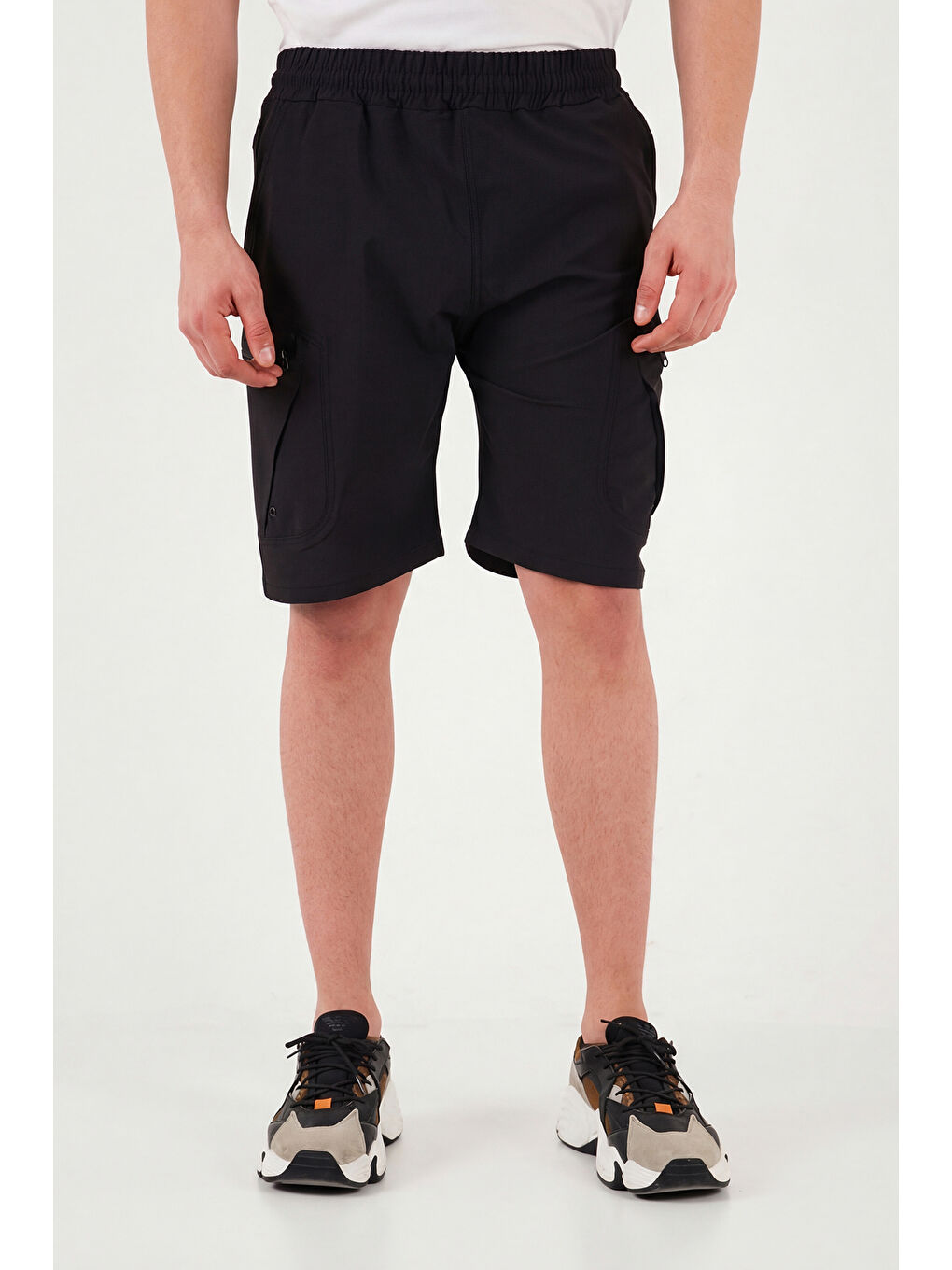 Siyah Normal Kalıp Kargo Cepli Lastikli Bel Bermuda Şort 693263-3