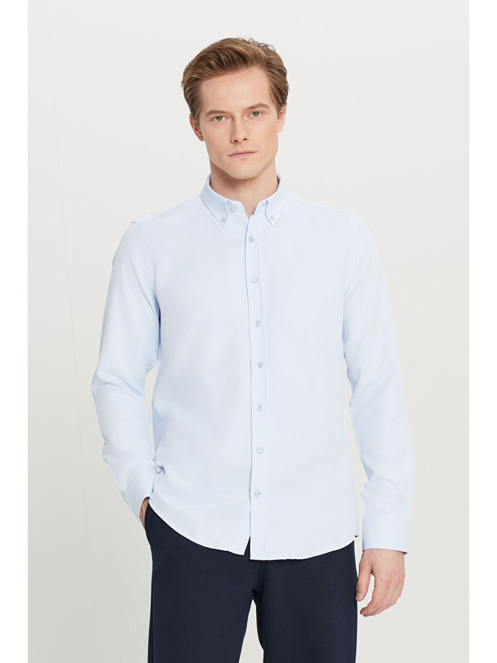 Erkek Açık Mavi Pamuklu Tailored Slim Fit Dar Kesim Düğmeli Yaka Armürlü Gömlek-2