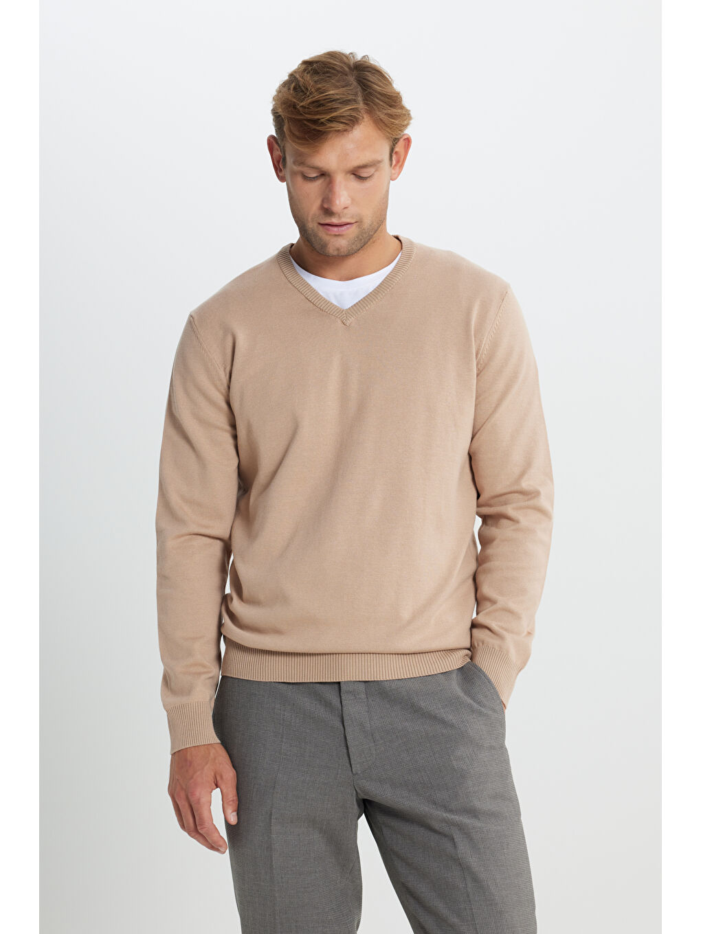 Erkek Bej Pamuklu Standart Fit Normal Kesim V Yaka Basic Triko Kazak