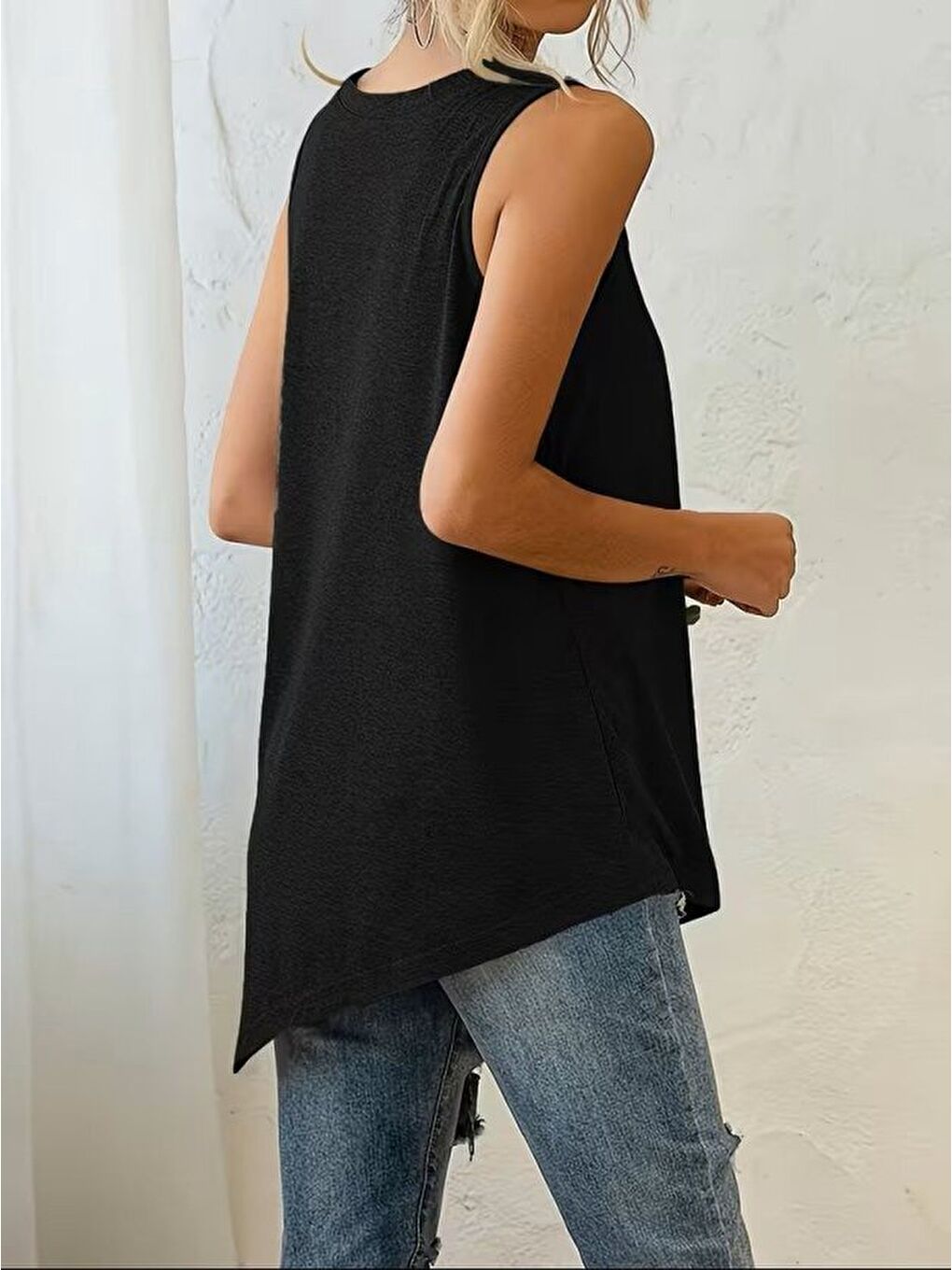 Siyah Kadın Askılı Yuvarlak Yakalı Asimetrik Kesim Detaylı Viskon Bluz-3