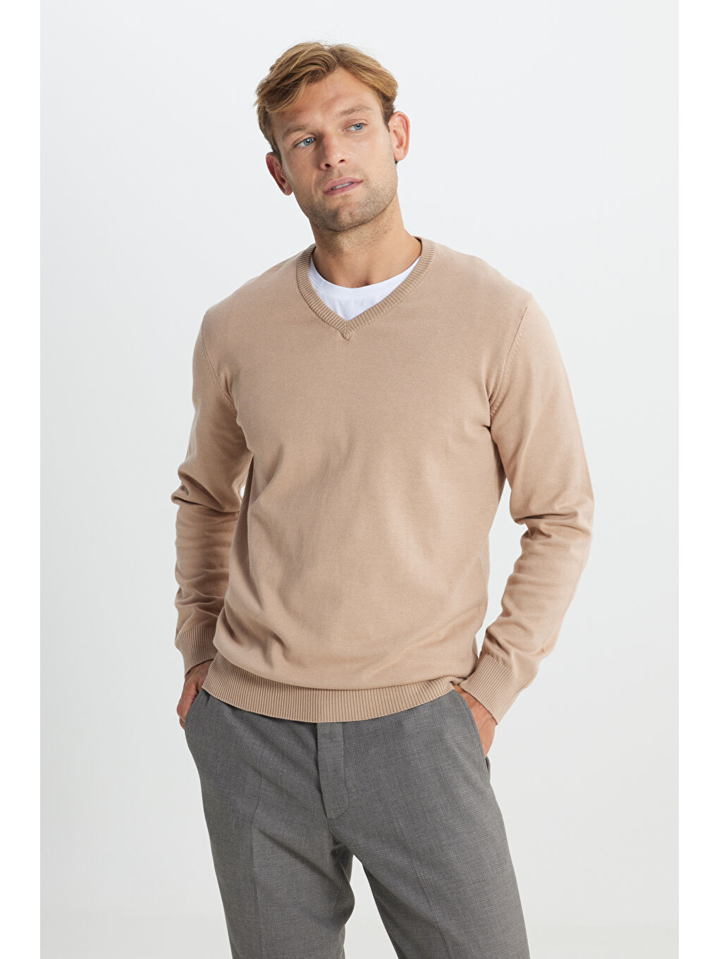 Erkek Bej Pamuklu Standart Fit Normal Kesim V Yaka Basic Triko Kazak-2