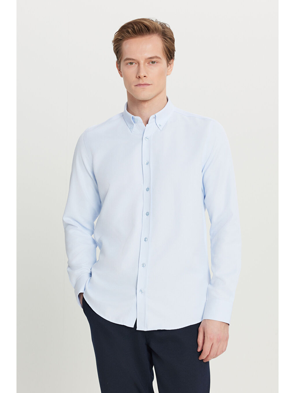 Erkek Açık Mavi Pamuklu Tailored Slim Fit Dar Kesim Düğmeli Yaka Armürlü Gömlek-4