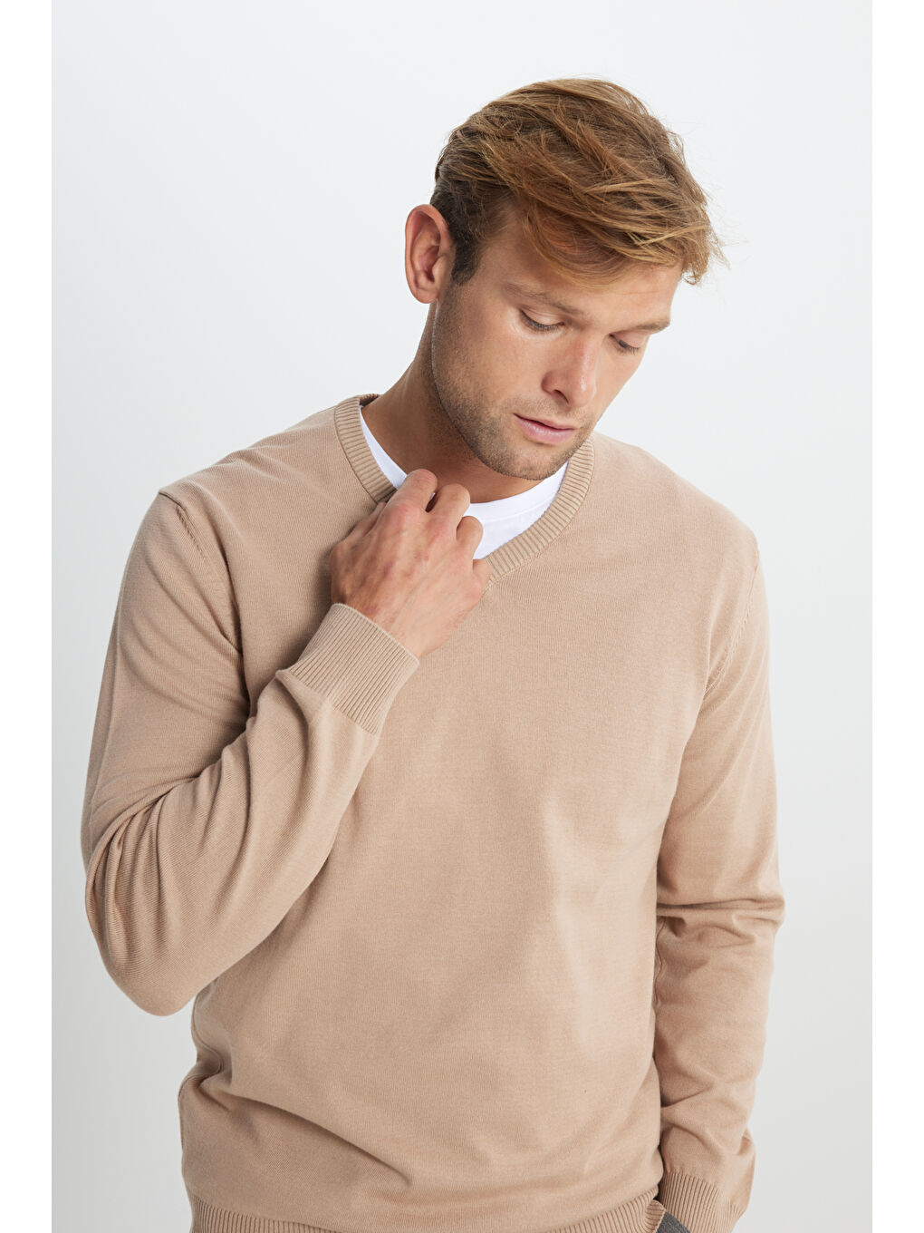 Erkek Bej Pamuklu Standart Fit Normal Kesim V Yaka Basic Triko Kazak-3