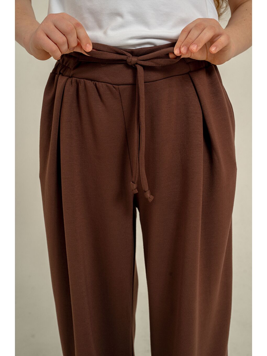 Kahverengi Ön Pileli Yumuşak Dokulu - Comfort Kumaş Kız Çocuk Eşofman Altı-1