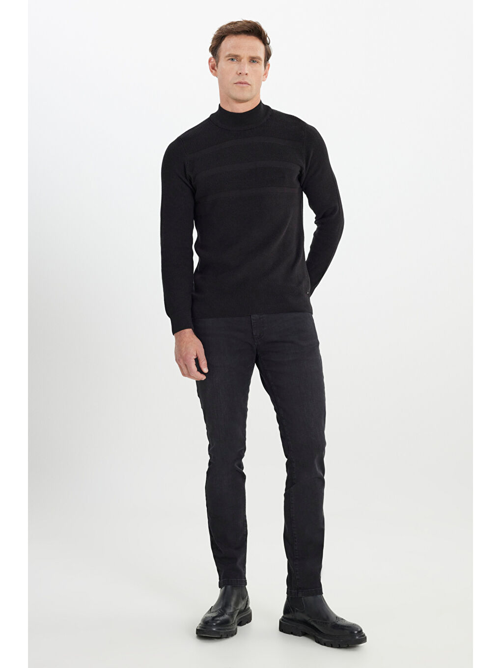 Erkek Siyah Pamuklu Standart Fit Normal Kesim Yarım Balıkçı Yaka Jakarlı Triko Kazak-1