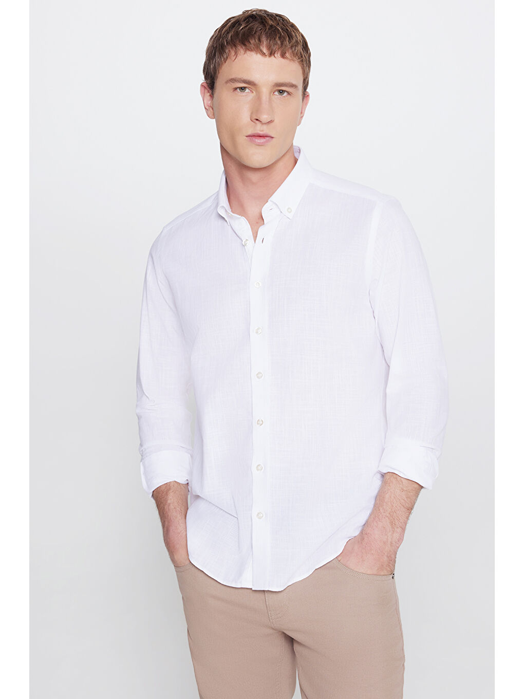 Erkek Beyaz Slim Fit Dar Kesim Düğmeli Yaka Armürlü Gömlek