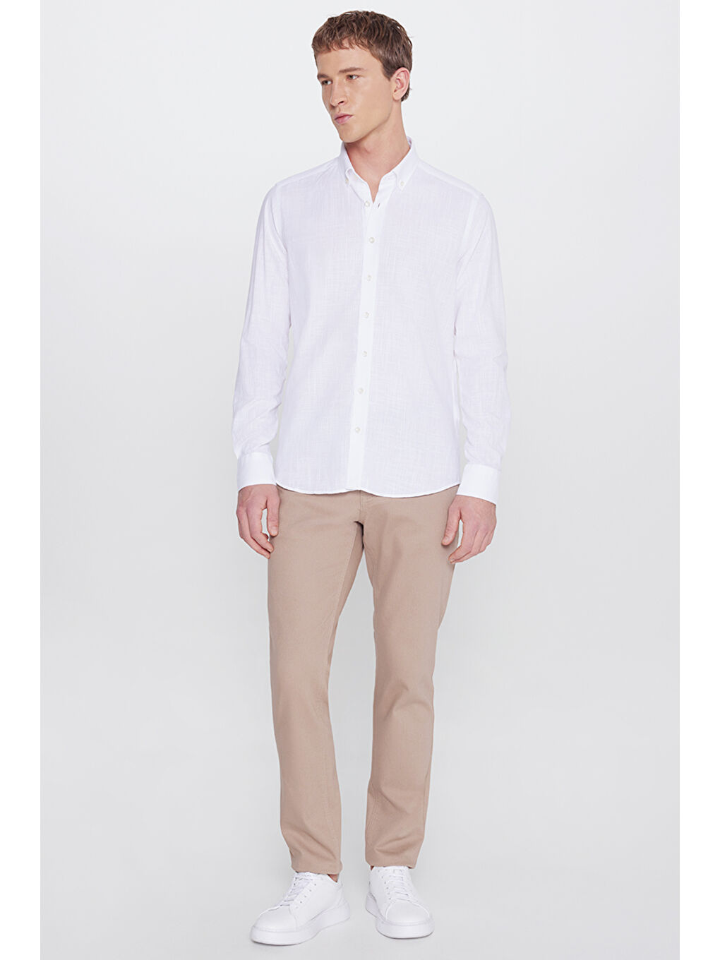 Erkek Beyaz Slim Fit Dar Kesim Düğmeli Yaka Armürlü Gömlek-1